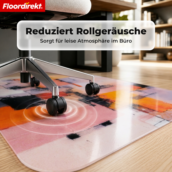 Floordirekt Logo. Bodenschutzmatte mit abstraktem Design unter einem Bürostuhl auf Holzboden zur Reduzierung von Rollgeräuschen.