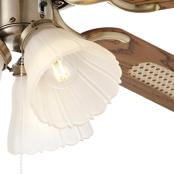 Deckenventilator mit Beleuchtung und Leuchtenschirmen in Blumenform und Ventilatorflügeln in Holzoptik