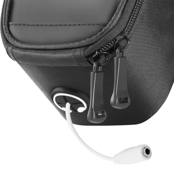 Detailaufnahme einer Tasche mit Reißverschluss und Kabelanschluss