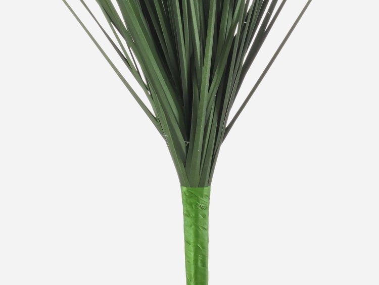 Detailansicht eines grünen künstlichen Grasbüschels aus Kunststoff mit am Stiel zusammengefassten Halmen.