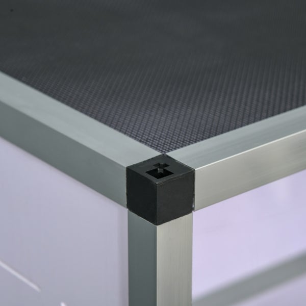 Eckverbindung eines Aluminiumrahmens mit schwarzem Eckverbinder aus Kunststoff und feinmaschigem Gewebe.