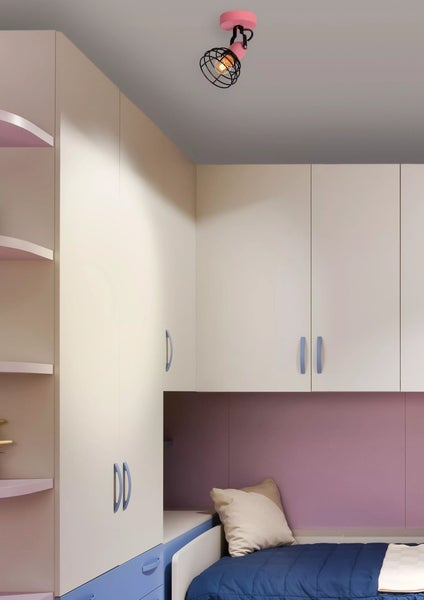 Zimmer mit Einbauschrank und Deckenstrahler mit Käfig