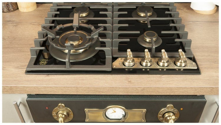 Einbau Gaskochfeld Kaiser Empire im Retro Stil mit vier Kochstellen, Gusseisen Topfträgern und mechanischen Bedienelementen auf Arbeitsplatte.