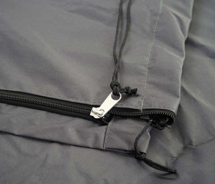 Graue Schutzhülle mit Reißverschluss und Kordelzugdetail