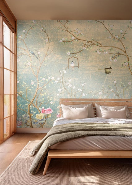 Helles Schlafzimmer mit gemusterter Tapete, Bett und Fenster