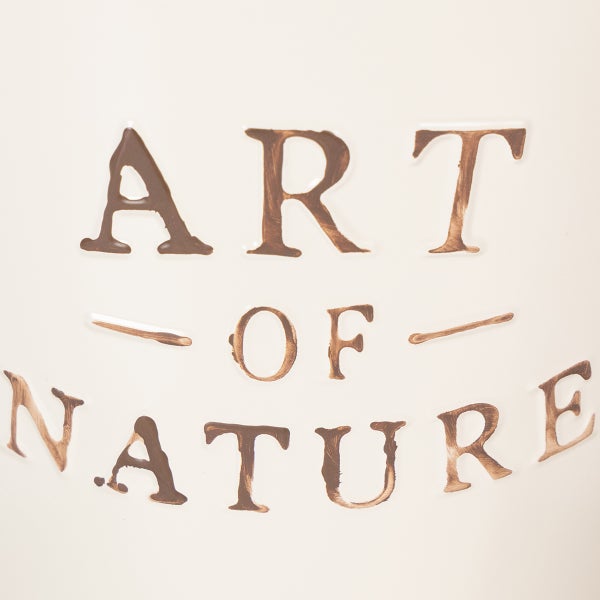 Dekorativer Schriftzug Art of Nature in geprägter rustikaler Optik.