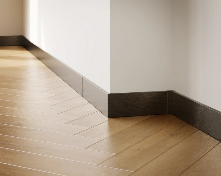 Detailansicht eines Wohnraums mit Sofa, Decke und Fischgrätparkett