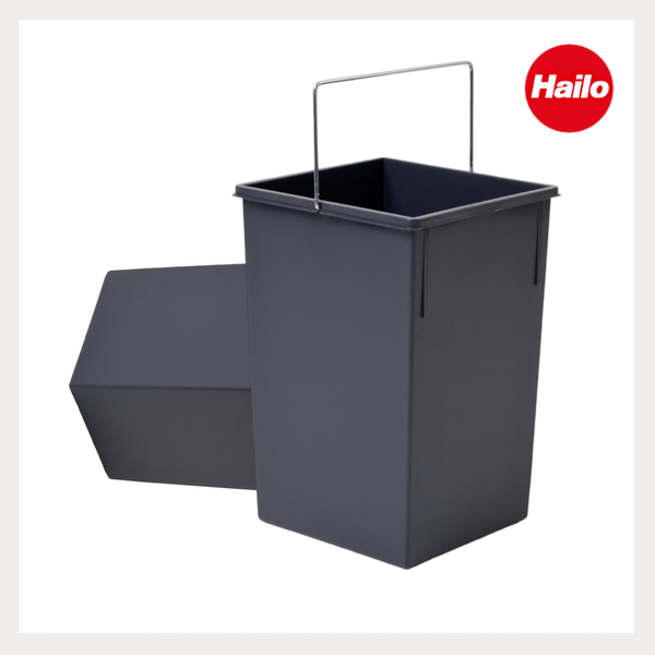 Grauer Hailo Mülleimer-Einsatz aus Kunststoff mit Metalltragebügel. Hailo Logo.