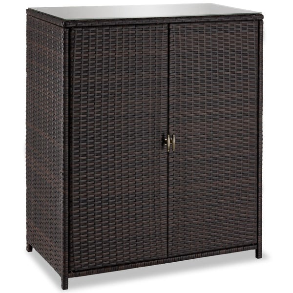 Gartenschrank aus braunem Polyrattan mit zwei Türen und Glasplatte.