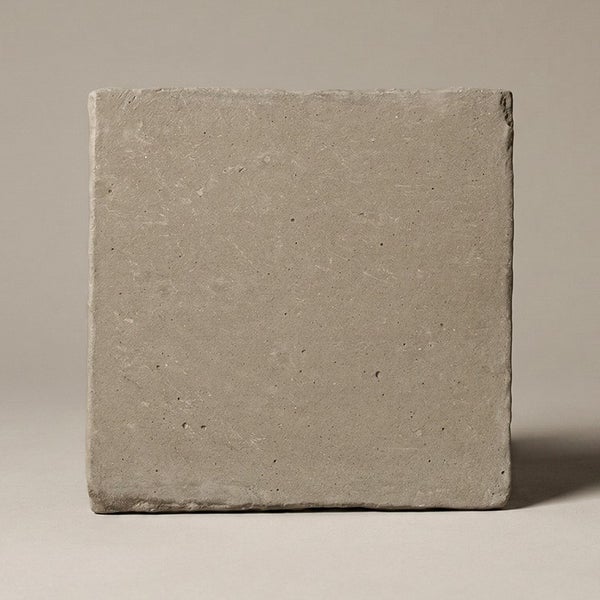 Quadratische Betonfliese mit strukturierter Oberfläche zur Wand- oder Bodenverlegung