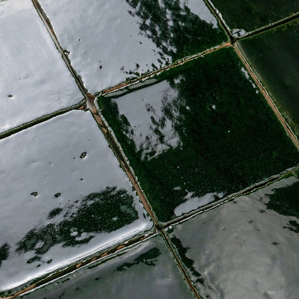 Quadratische Wandfliesen mit glänzender Oberfläche in Ziegeloptik
