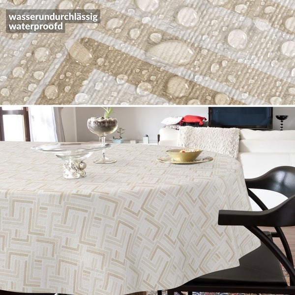 Wasserundurchlässige Tischdecke mit geometrischem Muster auf einem runden Tisch im modern eingerichteten Wohnzimmer sowie Detailansicht der Oberfläche.