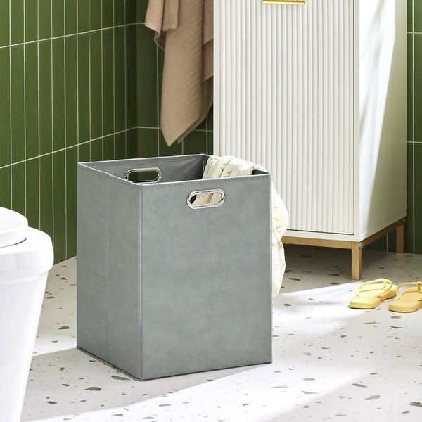 Badezimmer Szene mit Wäschekorb und Badmöbeln