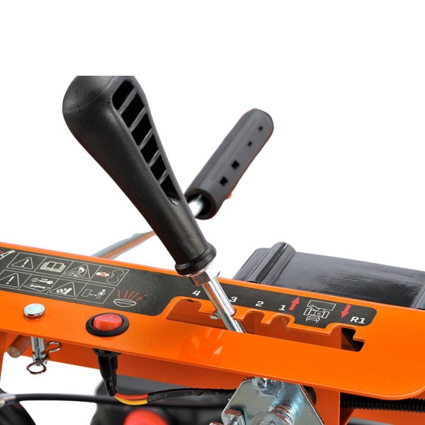 Detailansicht der Bedienelemente einer Motorhacke