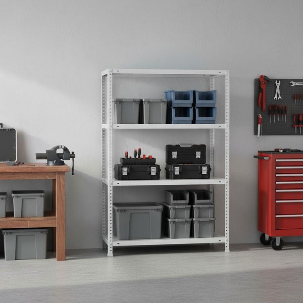 Organisierte Werkstatt mit weißem Metallregal, grauen Lagerboxen, Werkzeugkoffern, einer Werkbank aus Holz und einem roten Werkstattwagen.