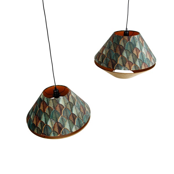 Hängeleuchte mit kegelförmigem Schirm und Blattmuster, schwarzes Kabel.