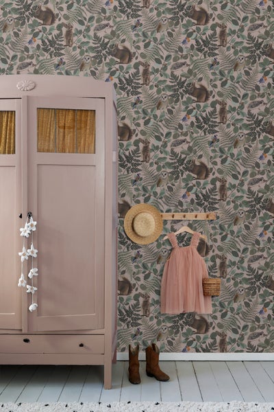 Kinderzimmer mit Waldtiertapete, Kleiderschrank, Hut, Kleid und Stiefeln