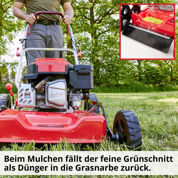 Rasentrimmer beim Mulchen mit Gras als Dünger