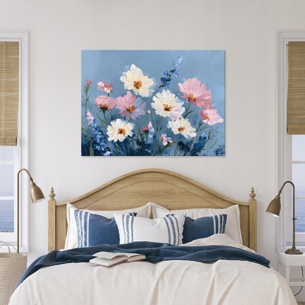 Wandbild mit Blumenmotiv im Schlafzimmer über einem Holzbett in einer hellen Einrichtung