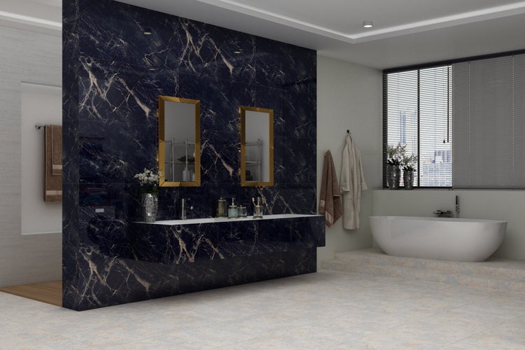 Modernes Badezimmer mit Badewanne, Spiegeln und dunklen Marmorfliesen