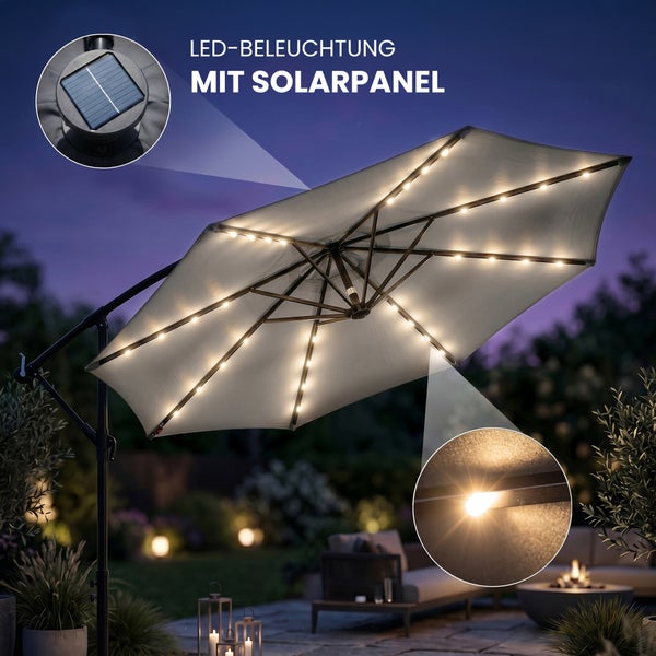 Ampelschirm mit LED-Beleuchtung an den Streben und Solarpanel an der Spitze, abgebildet in einer abendlichen Gartenszene.