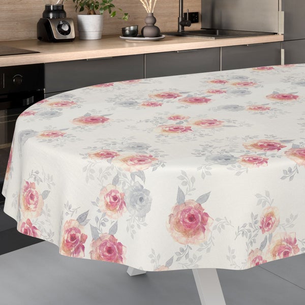 Ovale Tischdecke mit floralem Rosenmuster auf einem Tisch in einer organisierten, modernen Küche.