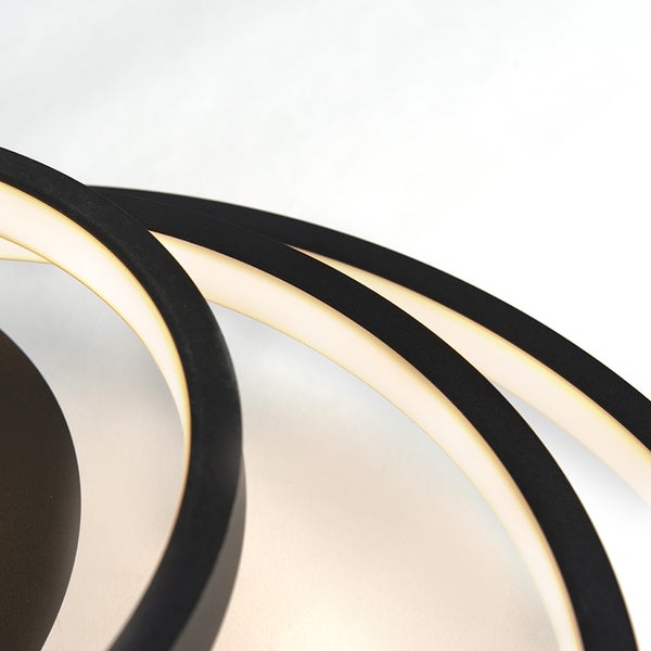 Detailaufnahme einer LED-Deckenleuchte mit ringförmigem Design.