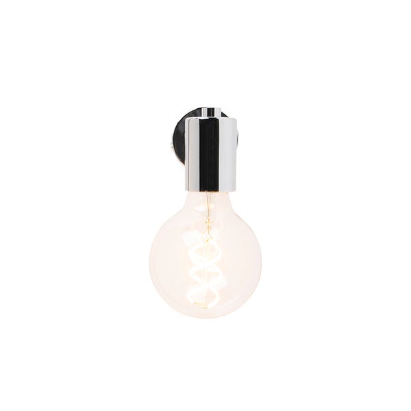 Wandleuchte mit verchromter Fassung und leuchtender LED-Globelampe mit Wendelfilament.