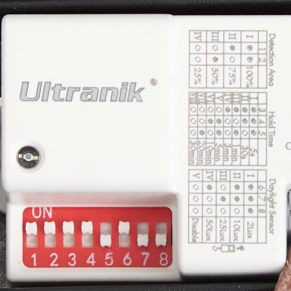 Ultranik Bewegungsmelder mit DIP Schaltern zur Einstellung von Erfassungsbereich, Nachlaufzeit und Tageslichtsensor.