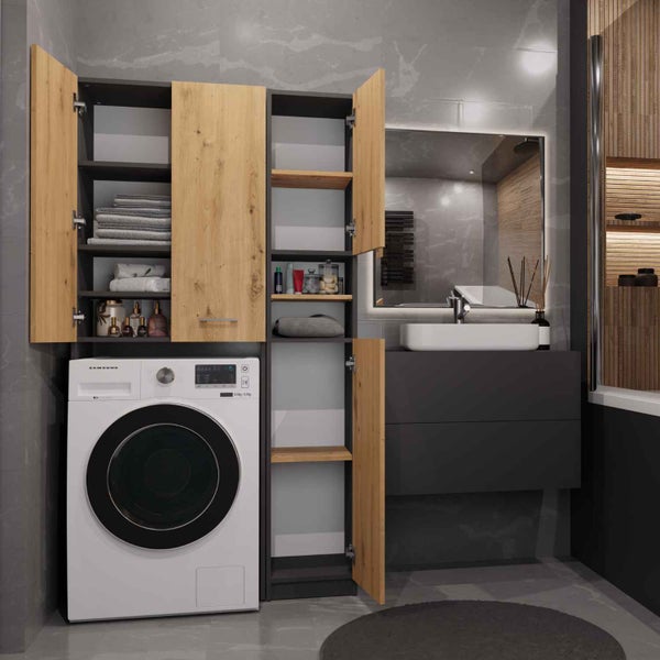 Modernes Badezimmer mit Waschmaschine, Waschbeckenunterschrank und offenen Schränken für eine organisierte Raumatmosphäre