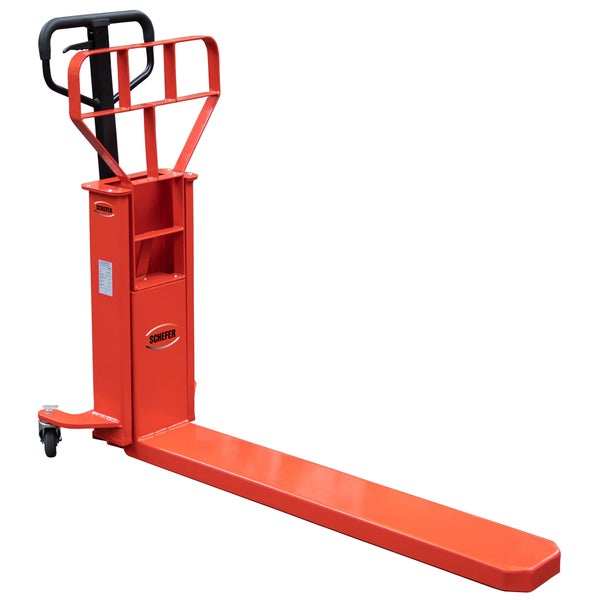 Hochbeet mit Pflanzen und Unkrautvliesrolle