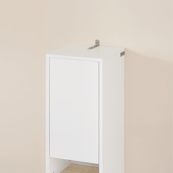 Weißer Hängeschrank an der Wand