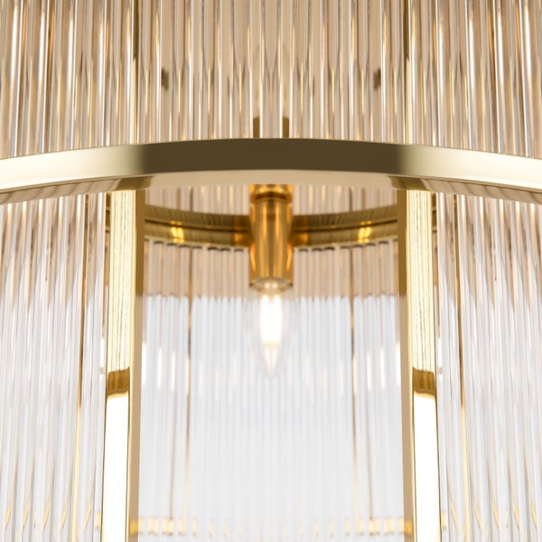 Detailaufnahme einer Deckenleuchte mit Glasstäben und Metallrahmen