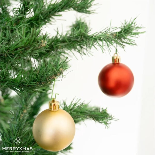 Weihnachtsbaum mit Christbaumkugeln