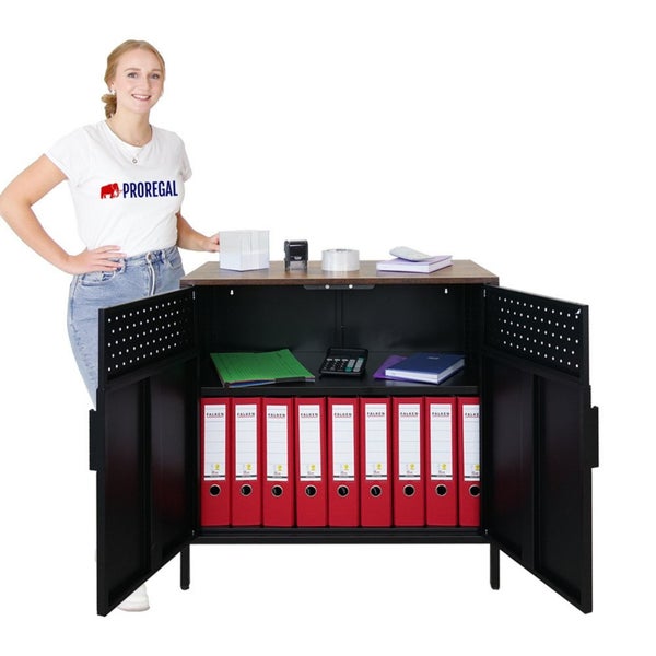 Schrank mit geöffneten Türen, Aktenordnern, Bürobedarf und einer Person