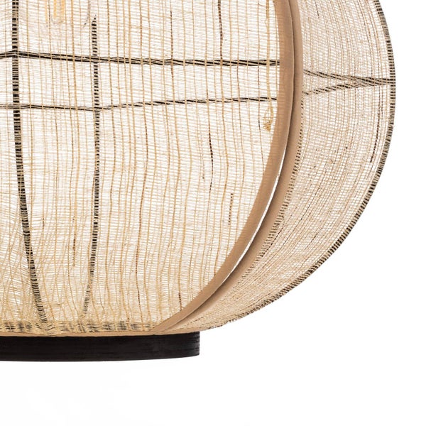 Nahaufnahme eines runden Lampenschirms aus feinem Geflecht mit schwarzem Sockel.
