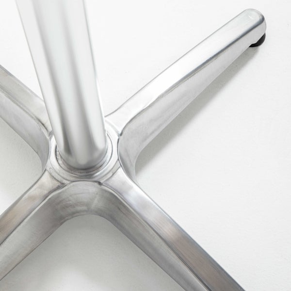 Vierarmiges Fußkreuz aus Aluminium für Tische oder Stühle.