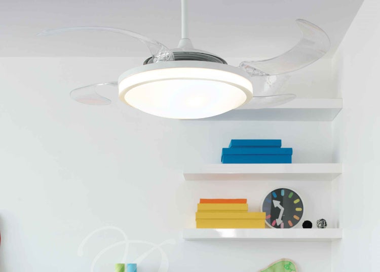 Deckenventilator mit integrierter LED Beleuchtung und einklappbaren transparenten Flügeln in einem modern eingerichteten Raum.