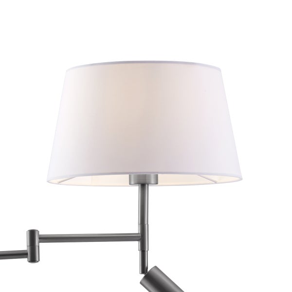 Nahaufnahme einer Stehlampe mit Schirm und Metallgestell