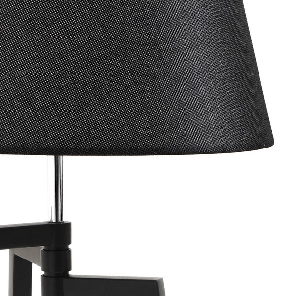 Detailaufnahme einer Lampe mit schwarzem Lampenschirm