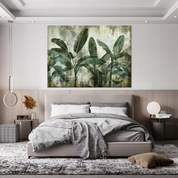 Einrichtung eines Schlafzimmers mit gepolstertem Bett, gemustertem Wandbild mit Bananenblättern und moderner Beleuchtung in neutralem Design.