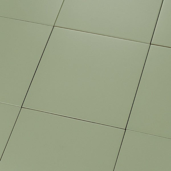Quadratische Fliesen mit matter Oberflaeche in einheitlicher Ausfuehrung fuer Boden und Wand.