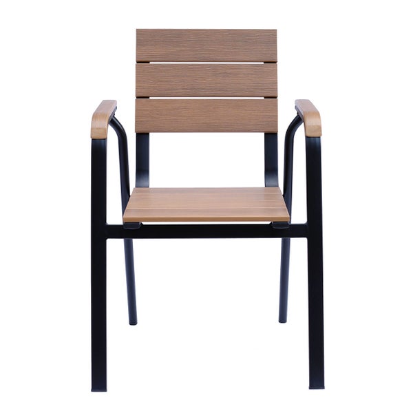 Gartenstuhl mit schwarzem Metallgestell sowie Sitzfläche und Rückenlehne in Holzoptik.