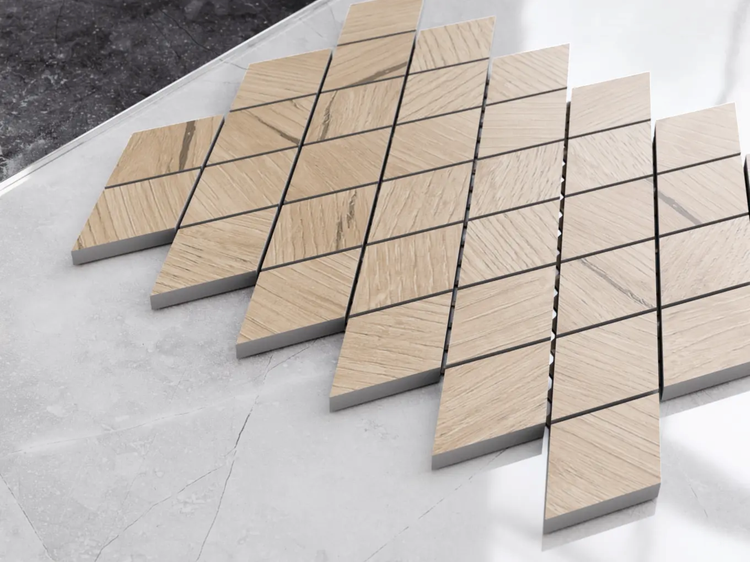 Rauten-Mosaikfliesen in Holzoptik, geometrisches Muster für Wand und Boden.