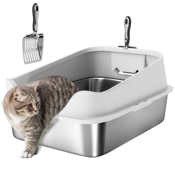 Katzentoilette aus Edelstahl mit hohem Kunststoffrand und Metallschaufel, eine Katze steigt in den Behälter.
