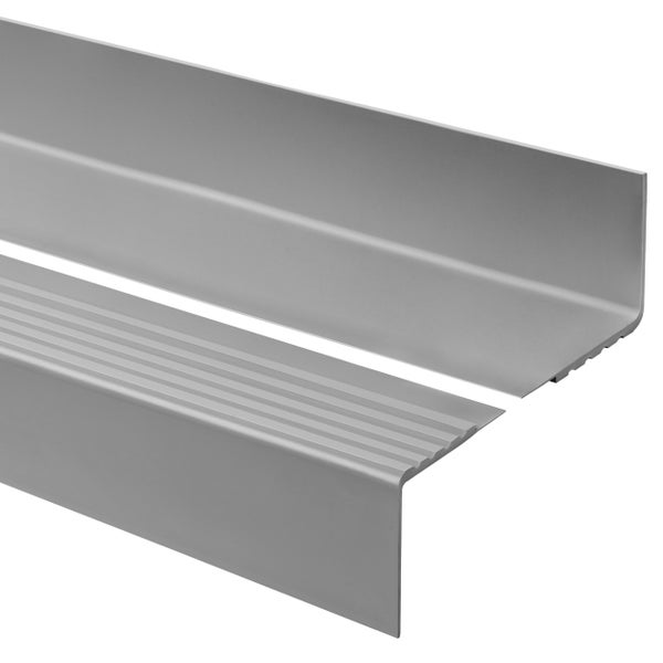 Treppenkantenprofil aus Aluminium, L-Form mit gerippter Oberfläche für Rutschfestigkeit.
