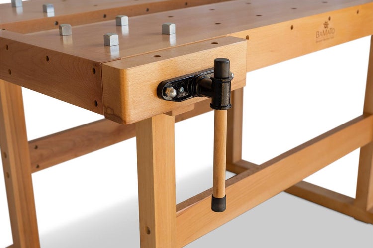 Detailansicht einer Werkbank aus Holz mit Schraubstock und Bankhaken.