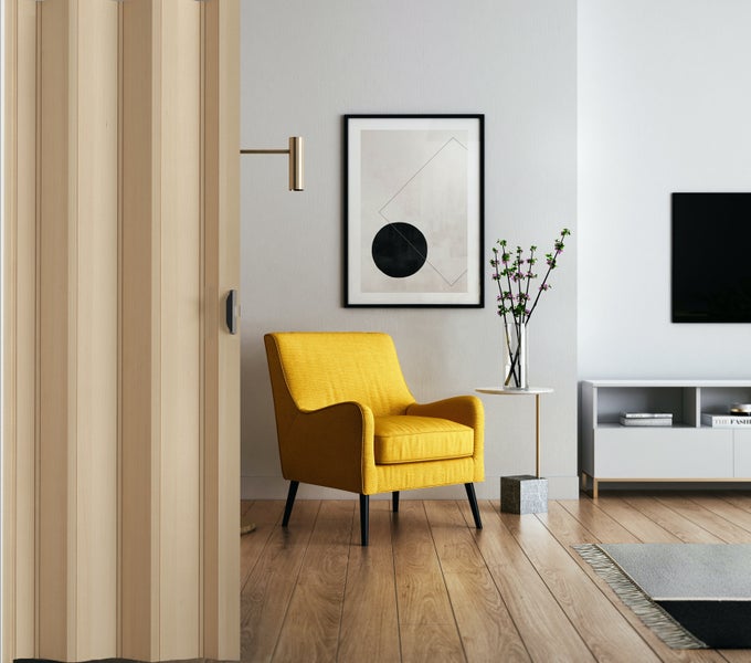 Helle Holztür in Wohnraumumgebung