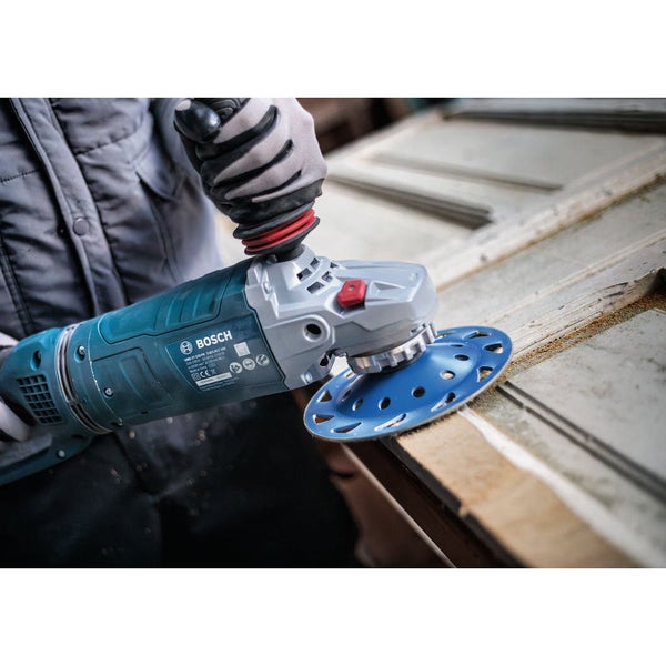 Einhandwinkelschleifer mit Schleifteller im Einsatz