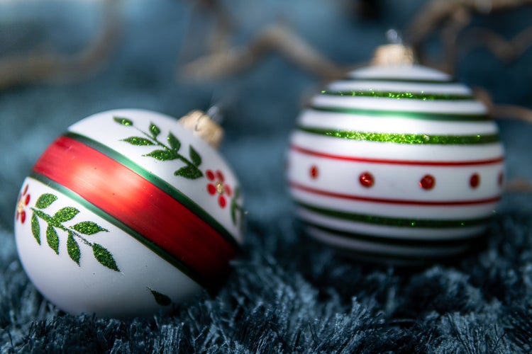 Zwei Weihnachtskugeln mit Streifen- und Blumenmuster